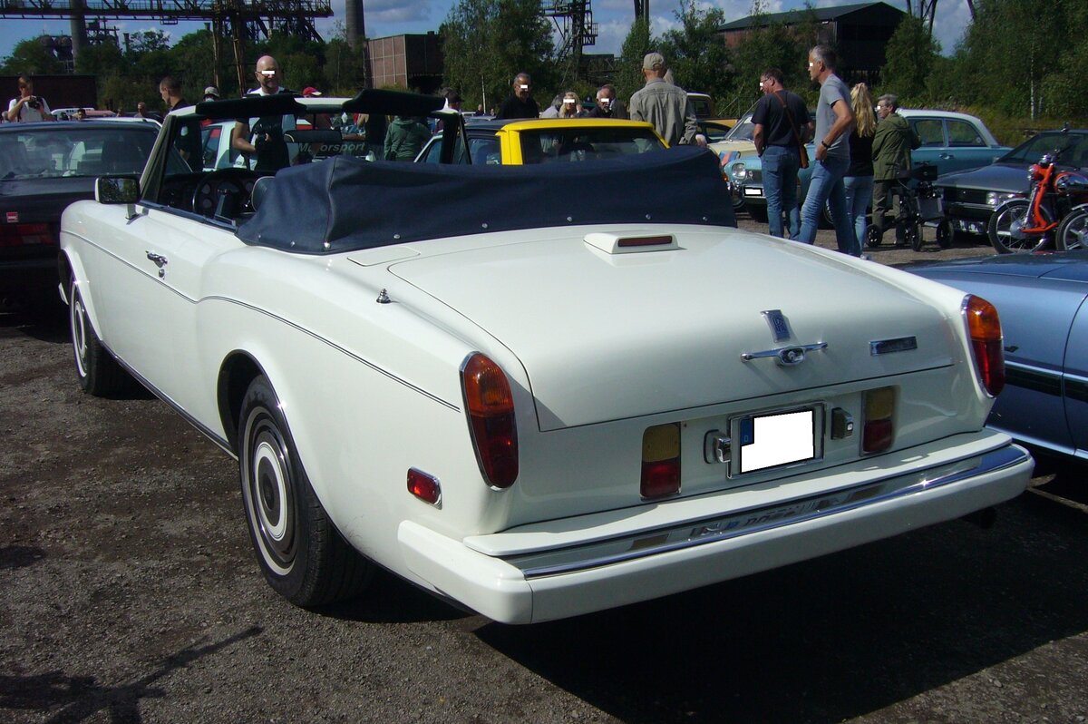 Heckansicht eines Rolls Royce Corniche II DHC. 10. Oldtimertreffen des AMC Duisburg am 25.08.2024 am LaPaDu Duisburg.