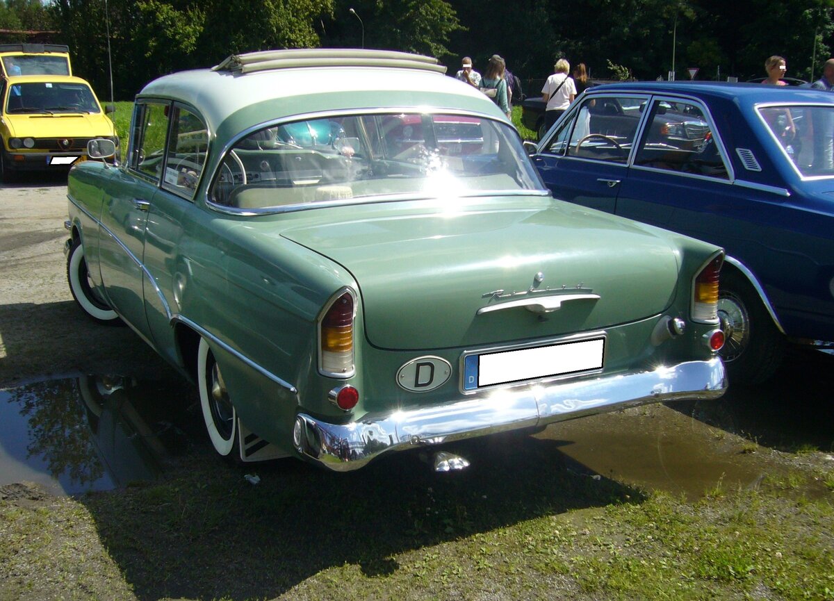 Heckansicht einer zweitürigen Opel Rekord P1 Limousine, die bei GM-Suisse im Jahr 1958 gebaut wurde. Oldtimer-Revival auf dem Gelände der Kokerei Zollverein in Essen am 28.07.2024.