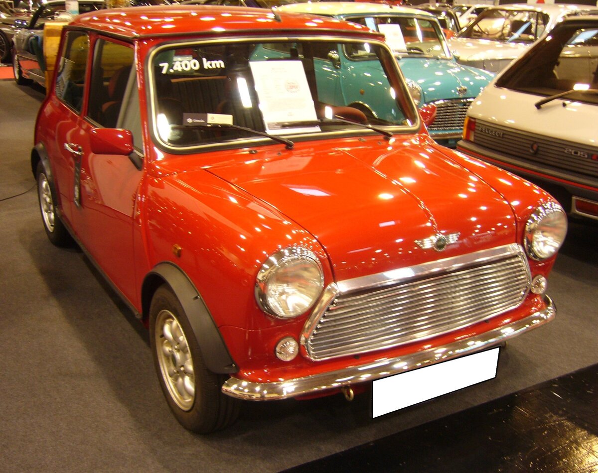 Hier konnte ich einen Mini MPI ( M ulti P oint I njection) ablichten, wie er bis in Jahr 2000 gebaut wurde. Also ein letzter, der klassischen Mini´s, wie sie seit seit 1959 gebaut wurden. Dieser Mini wurde 2001 erstmalig zugelassen und wurde seit dem nur ca. 7400 Kilometer bewegt. Für Vortrieb sorgt ein Vierzylinderreihenmotor mit einem Hubraum 1275 cm³ und einer Leistung von 63 PS. Essen Motor Show am 04.12.2024.