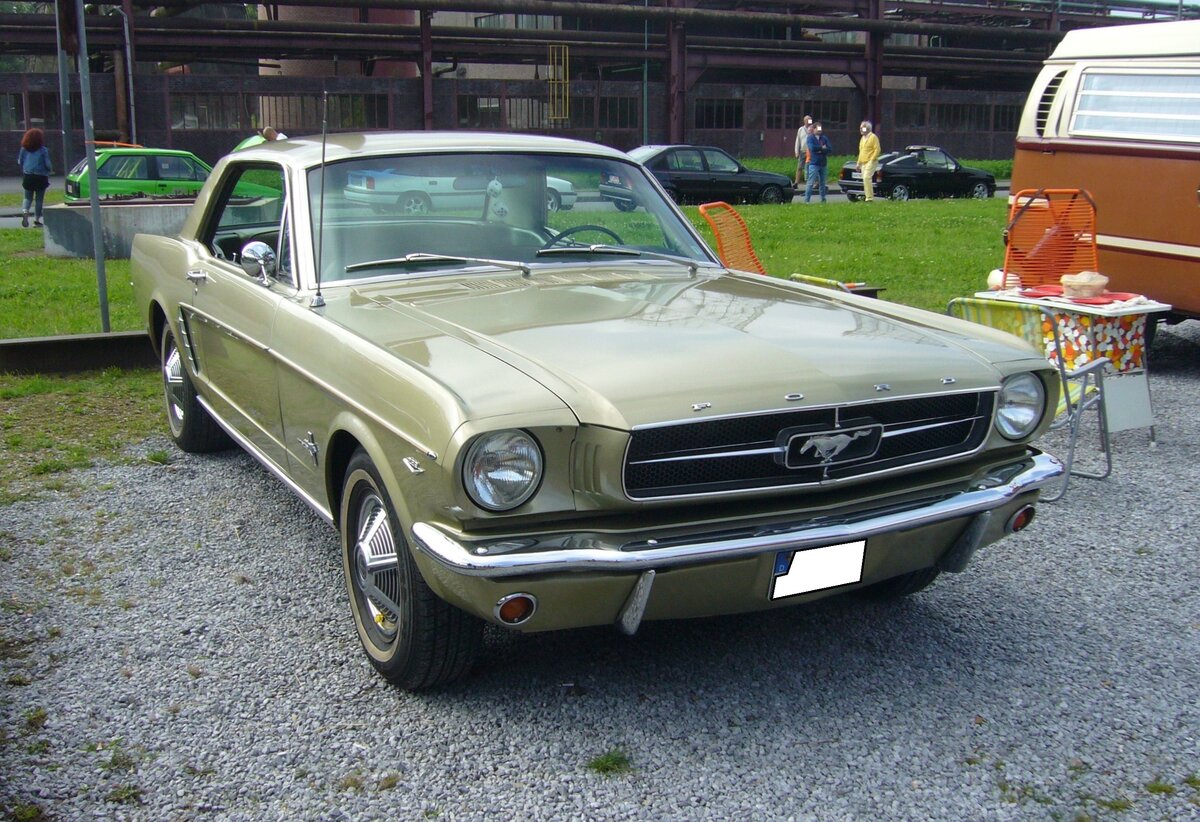 Hier wurde ein 1964´er Ford Mustang in der Karosserievariante Hardtop Coupe, im selten bestellten Farbton dynasty green, abgelichtet. Der V8-Motor dieses  Ponys  hat einen Hubraum von 289 cui (4736 cm³) und leistet 203 PS. Die Höchstgeschwindigkeit lag, je nach gewähltem Getriebe, zwischen 175 km/h und 185 km/h. Oldtimer-Revival auf dem Gelände der Kokerei Zollverein in Essen am 28.07.2024.