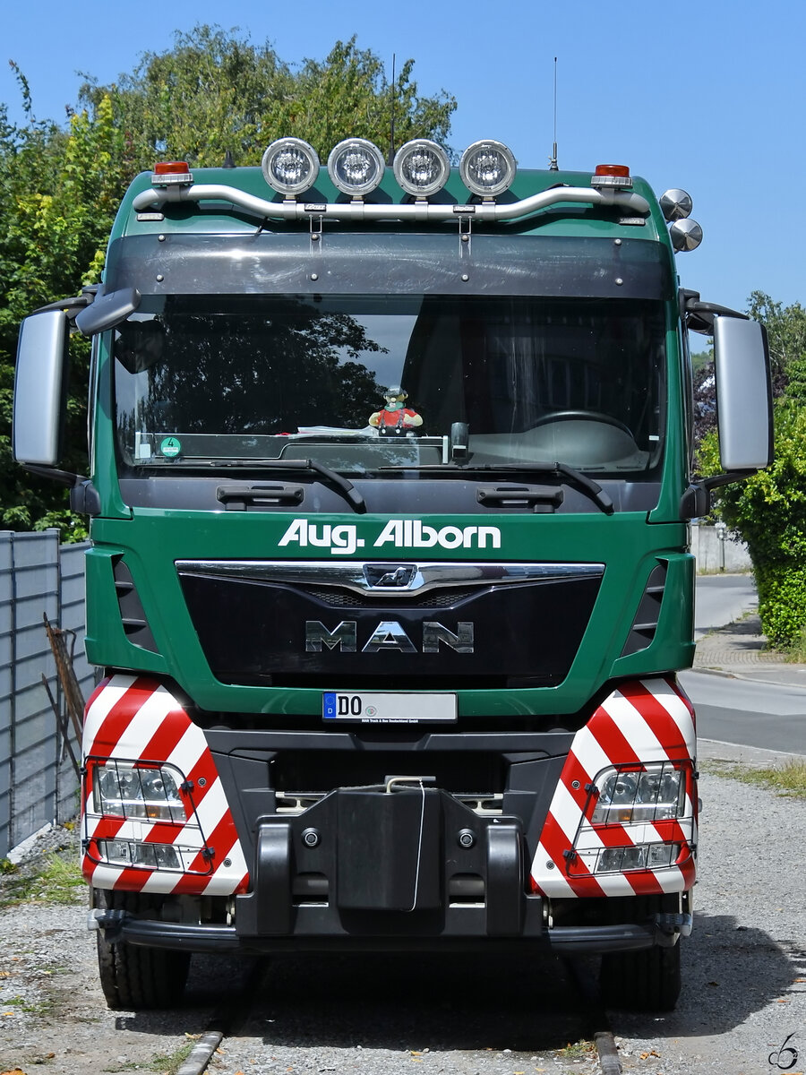 Hier zu sehen ist ein MAN TGX.41 640 von Aug. Alborn, welcher Mitte August 2024 in Hattingen abgestellt war.