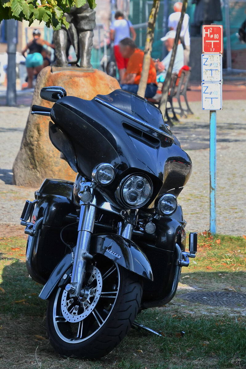 Hier zu sehen eine in Kołobrzeg (Kolberg) geparkte Harley Davidson Ultra Limited. (September 2024)