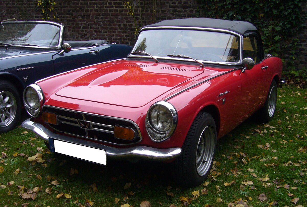 Honda S 800 Cabriolet, gebaut in den Jahren von 1967 bis 1971. Das Modell war auch als geschlossenes Coupe lieferbar. Der S 800 wurde auf dem Pariser Salon des Jahres 1966 vorgestellt und stand ab Frühjahr 1967 bei den Händlern. Der Vierzylinderreihenmotor hat einen Hubraum von 791 cm³ und leistet 70 PS. In Deutschland war das Cabriolet nur in den drei Farben rot, weiß und gelb erhältlich. Insgesamt wurden ca. 11.500 Autos vom Typ S800 produziert (beide Karosserievarianten zusammen). Davon wurden ca. 7.200 Autos nach Europa exportiert. Oldtimertreffen beim Theater an der Niebu(h)rg am 20.10.2024 in Oberhausen/Rhld.