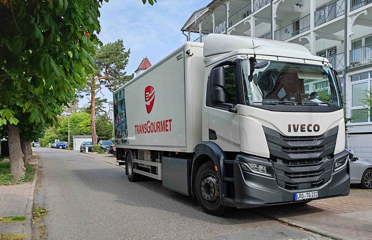 =Iveco-Kühllaster von TRANSGOURMET steht zur Warenanlieferung in Binz, 05-2024