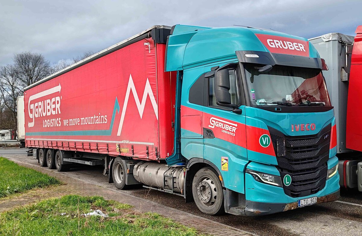 =Iveco-Sattelzug von GRUBER-Logistic rastet im Dezember 2024 an der A 5