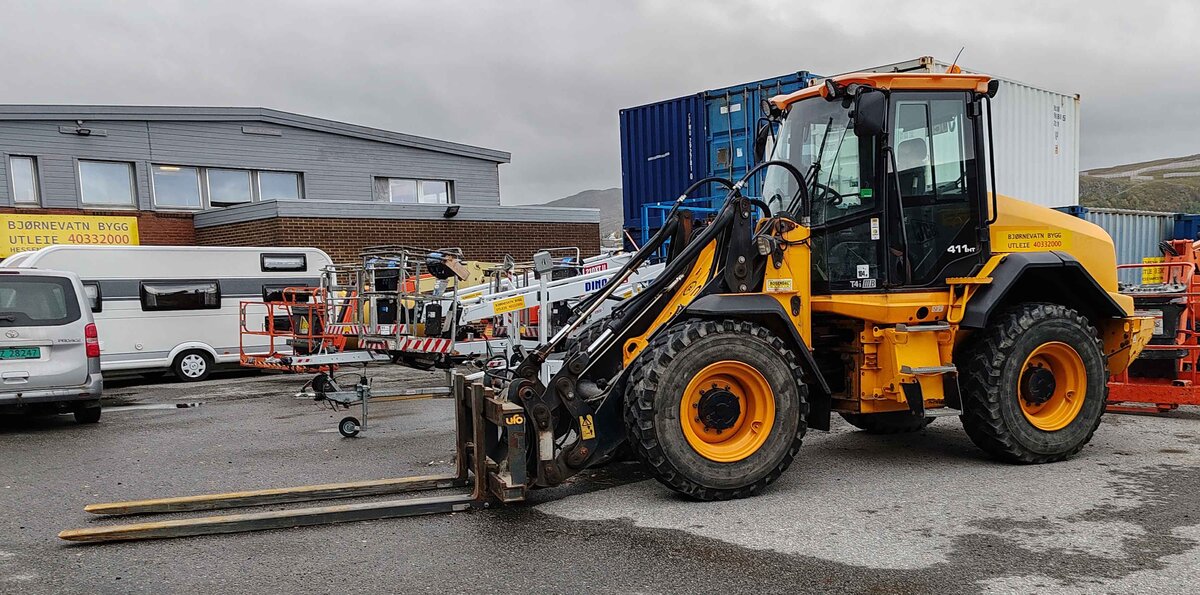 =JCB 411 HT, gesehen bei einer Baumaschinenvermietung in Hammerfest/ Norwegen im September 2024