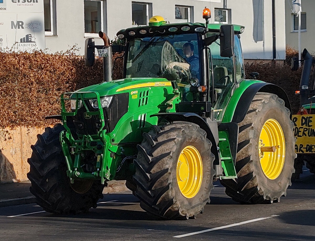 =John Deere 6145 R ist unterwegs in Fulda bei einer der vielen bundesweiten Bauerndemos im Januar 2024