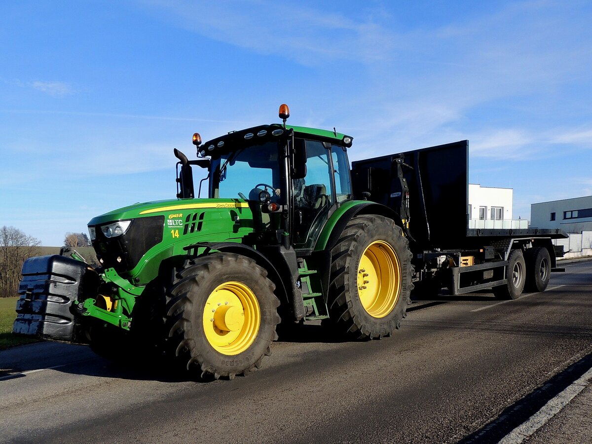 John Deere 6145R bringt eine Leistung von 107kW, und hat somit mit dem leeren Tandemachshänger ein leichtes Spiel; 250122