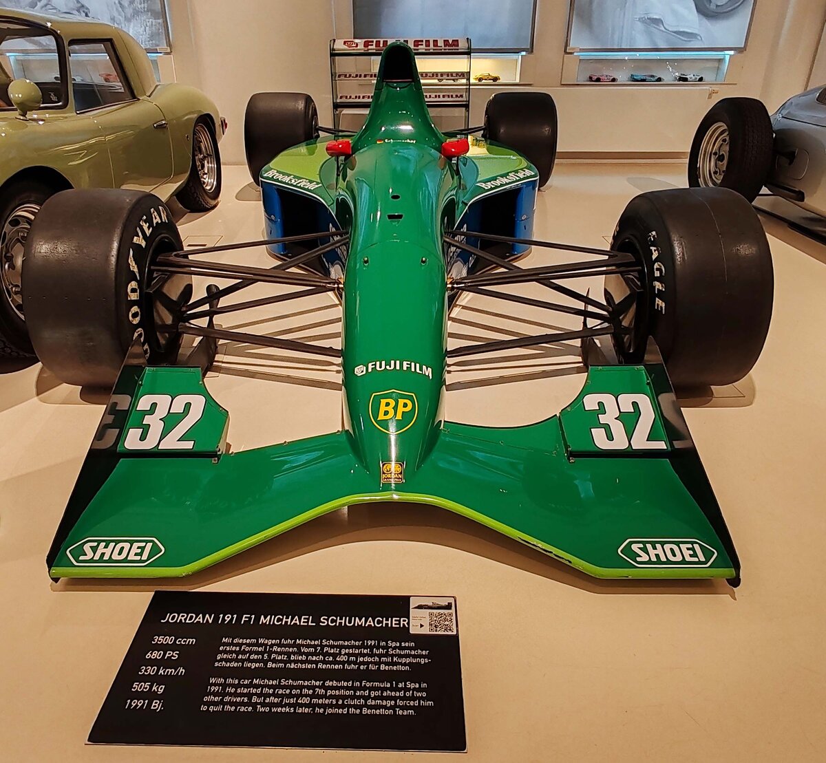 =JORDAN 191 F1 Michael Schumacher, Bj. 1991, 3500 ccm, 680 PS, gesehen im Museum PROTOTYP in Hamburg, 09-2024. Mit diesem Fahrzeug bestritt 1991 Michael Schumacher sein erstes Formel 1-Rennen.