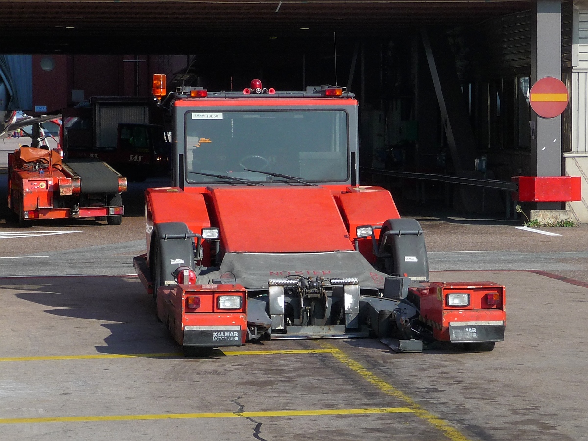 Kalmar Flugzeugschlepper in Stockholm-Arlanda, 19.9.2014