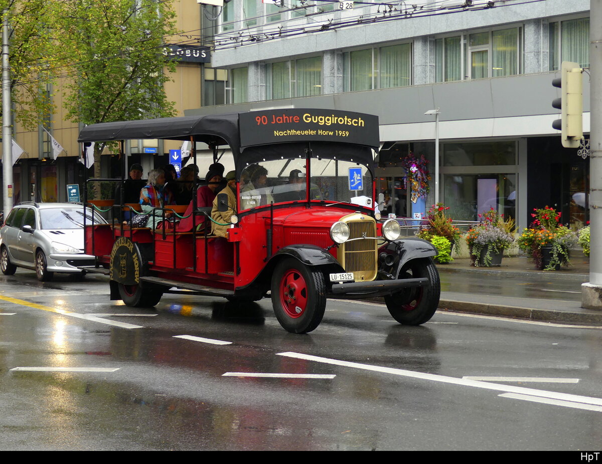 Karnevalfahrzeug der Gruppe  GUGGIROTSCH (Anschrift an der Front FORDSON des Fahrzeuges)  in der Stadt Luzern unterwegs am 2024.10.04