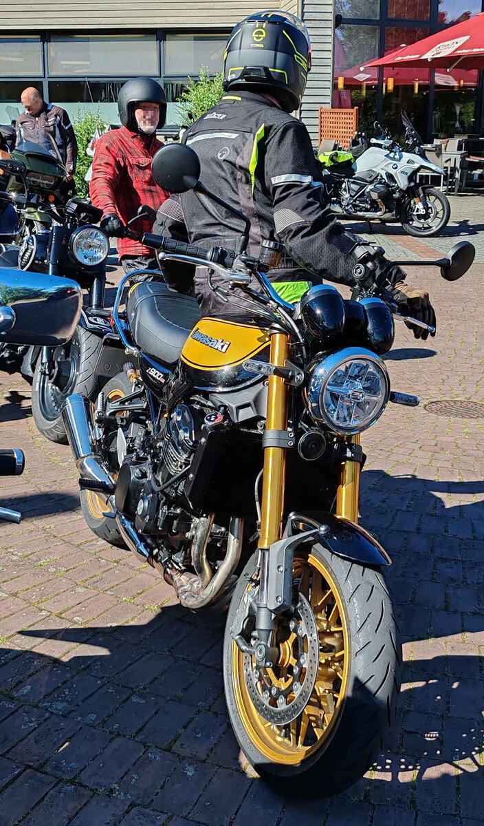 =Kawasaki Z 900 steht abfahrbereit zur geführten Tour vom Konrad-Zuse-Hotel in Hünfeld, 07-2024