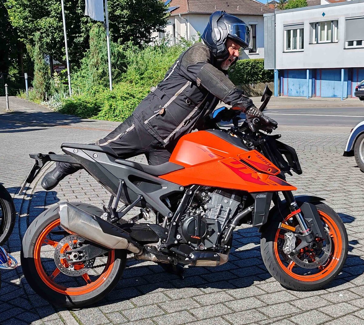 =KTM steht abfahrbereit zur geführten Tour vom Konrad-Zuse-Hotel in Hünfeld, 07-2024