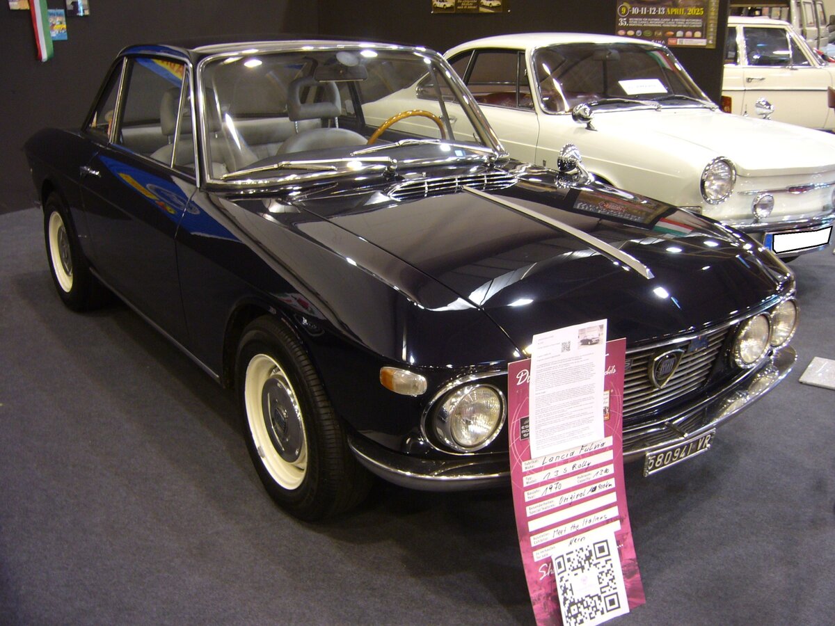 Lancia Fulvia Coupe 1.3S der Seria 1. Zwei Jahre nach Vorstellung der Fulvia Berlina Limousine wurde 1965 auf dem Turiner Salon das sportliche Fulvia Coupe vorgestellt. Das Fulvia Coupe mit dem 1.3S-Motor kam dann 1968 auf den Markt. Von 1968 bis zur Einstellung dieser Motorenversion verkaufte Lancia 16.827 Autos dieses Typs. Der V4-Motor hat einen Hubraum von 1298 cm³ und leistet 92 PS. Die Höchstgeschwindigkeit gab Lancia mit 173 km/h an. Nach einer mir vorliegenden alten Farbkarte dürfte dieses Coupe aus dem Jahr 1970 im Farbton azzurro parioli lackiert sein. Essen Motor Show am 04.12.2024.