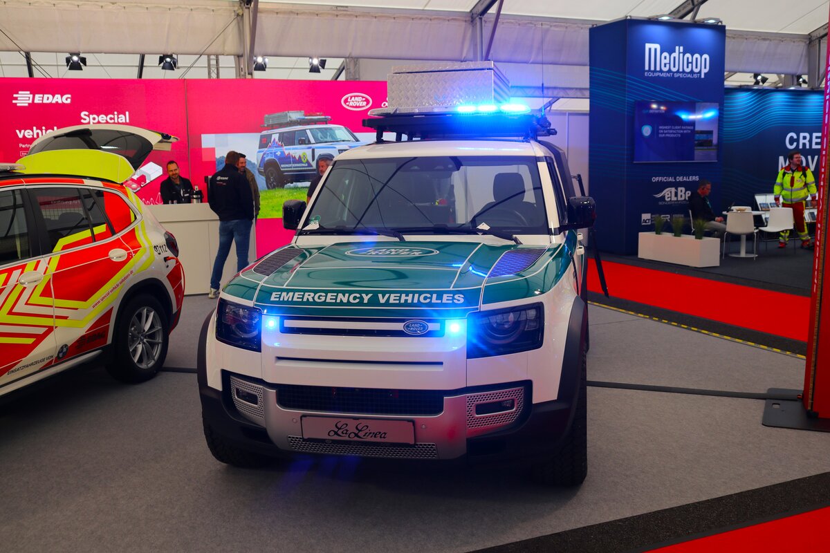 Land Rover Defender am 17.05.24 auf der Rettmobil in Fulda