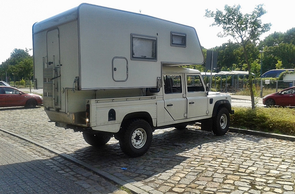 Land Rover - zum Wohnmobil umgebaut. Fotografiert am 20.7.2018 nahe S-Bhf. Fredersdorf.