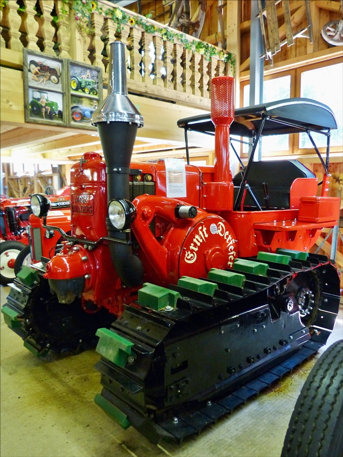  Lanz HRK 55 PS Raupenbulldog, Bj 1943, 1 Zyl - 2 Takt Motor mit10338 ccm, 55 Ps bei 750 U/min, von 1937 - 1944 wurden 2437 solcher Schlepper gebaut, aufgenommen in der Achenseer Museumswelt / Maurach. 27.12.2016