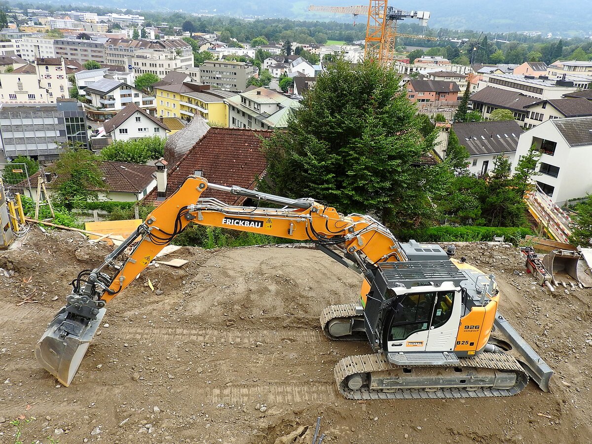 LIEBHERR 926-compact, wartet samt bereit gelegtem Zubehör auf die Weiterarbeit in Vaduz; 240817