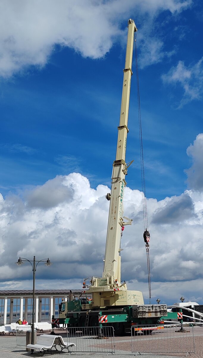 =Liebherr-Autokran steht im Mai 2024 in Binz