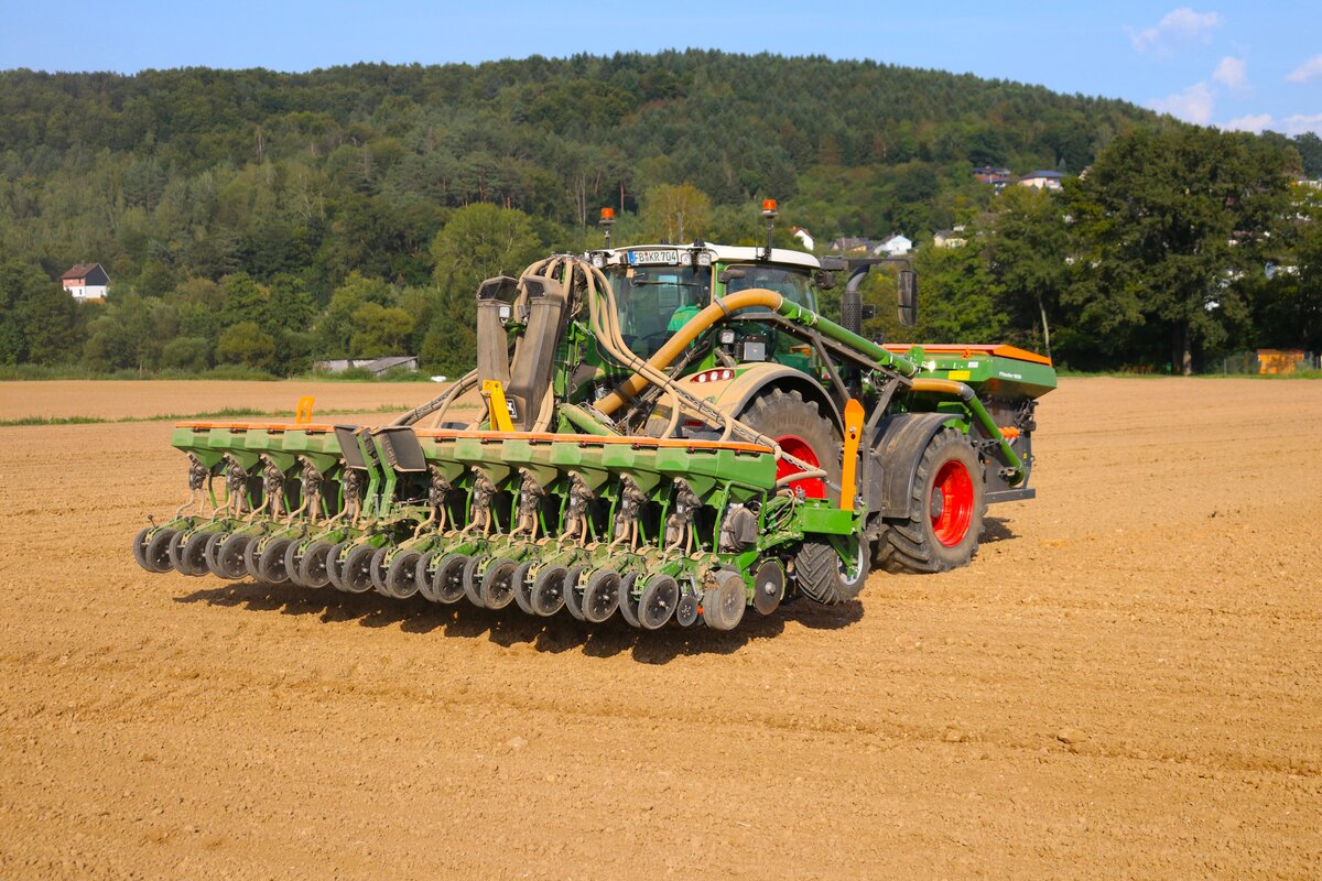 Lohnunternehmer Kai Ruppel Fendt Vario 724 mit Amazone Precea 6000-2FCC und FTender 1600 Fronttank am 29.08.24 bei Wächtersbach bei der Rapsaussaht