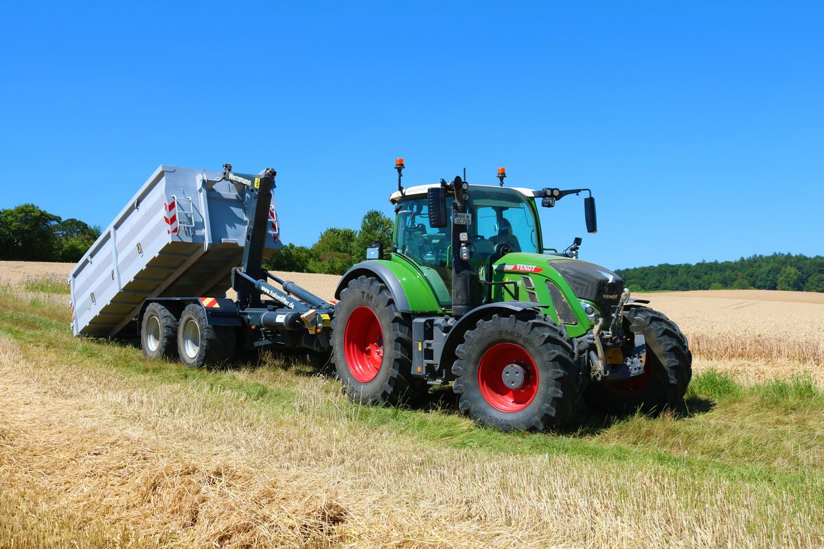 LU Schmidt Ronneburg beim Weizen Dreschen am 19.07.22 im Main Kinzig Kreis einen Fendt Vario 700er als Abfahrer