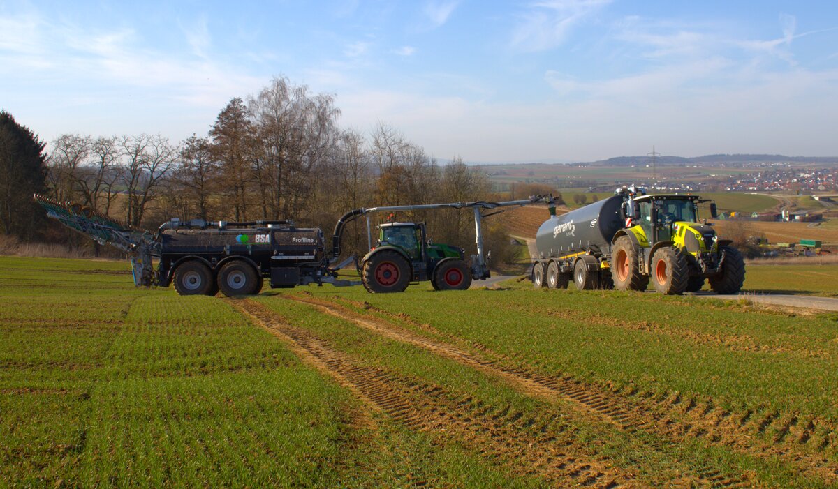 LU Schmidt Ronneburg Fendt Vario 728 mit BSA Ausbringerfass und BOMECH Schleppschuh beim Gärrerste Ausbringen und Claas Axion mit Garant Kotte Zubringerfas am 07.03.25 bei Nidderau