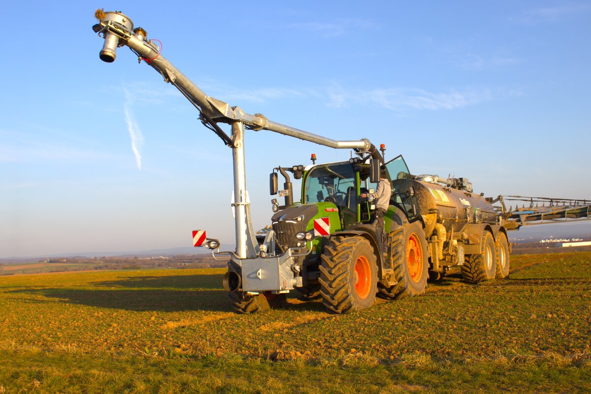 LU Schmidt Ronneburg Fendt Vario 728 mit BSA Ausbringerfass und BOMECH Schleppschuh beim Gärrerste Ausbringen am 07.03.25 bei Nidderau