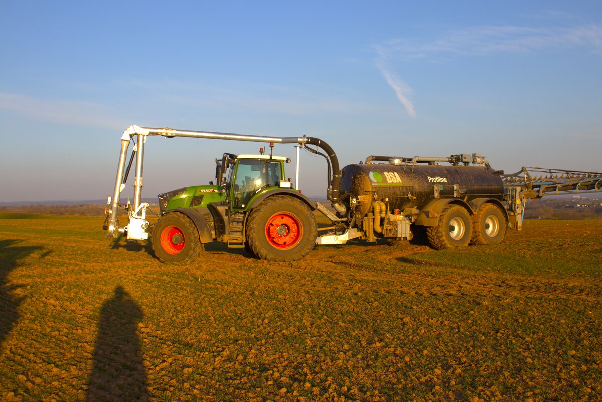 LU Schmidt Ronneburg Fendt Vario 728 mit BSA Ausbringerfass und BOMECH Schleppschuh beim Gärrerste Ausbringen am 07.03.25 bei Nidderau