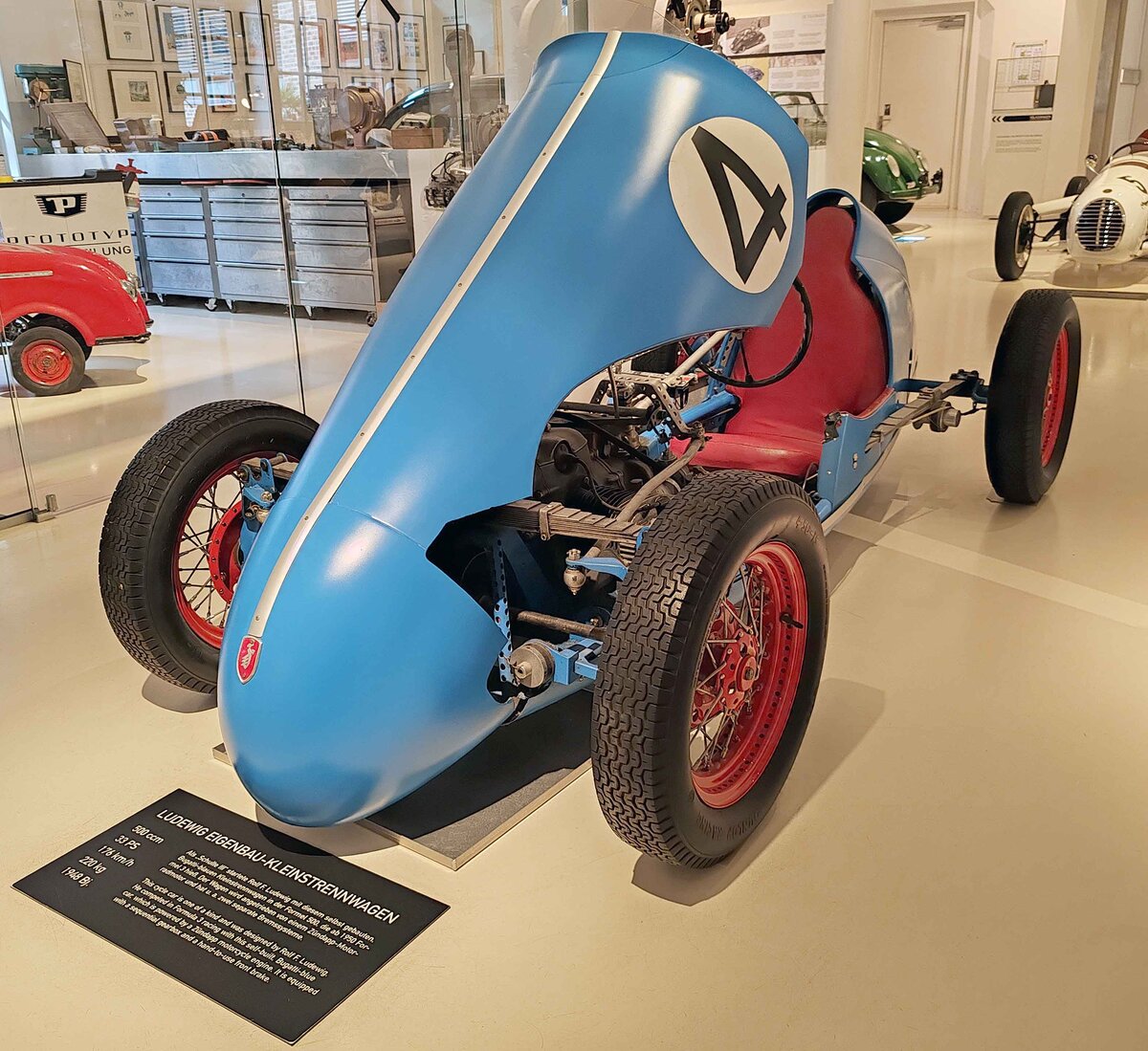 =LUDEWIG Eigenbau-Kleinstrennwagen, Bj. 1948, 500 ccm, 33 PS, steht im Museum PROTOTYP in Hamburg, 09-2024. Der Erbauer des Fahrzeugs startete in der Formel 500, die später in Formel 3 unbenannt wurden. Angetrieben wird der Renner von einem Zündapp-Motorradmotor.