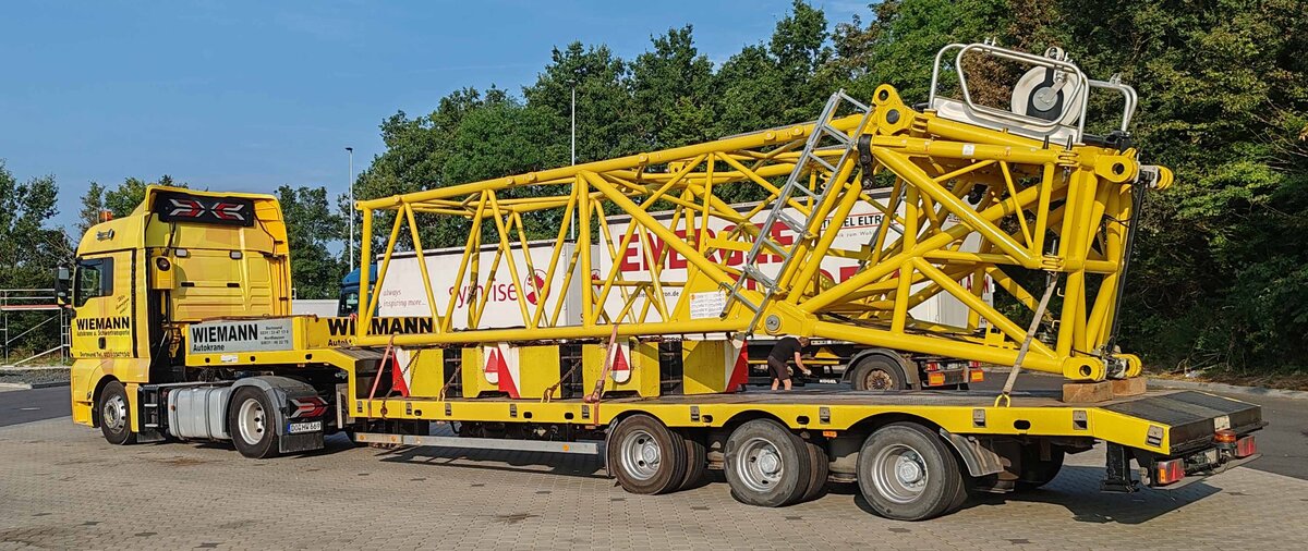 =MAN-Sattelzug von KRANE-WIEMANN steht zur Rast auf dem Autohof Fulda Nord, 08-2024