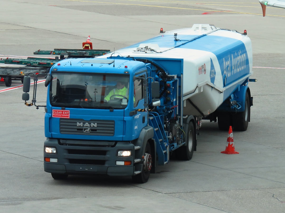 MAN Tanksattelzug in Düsseldorf, 1.2.2018