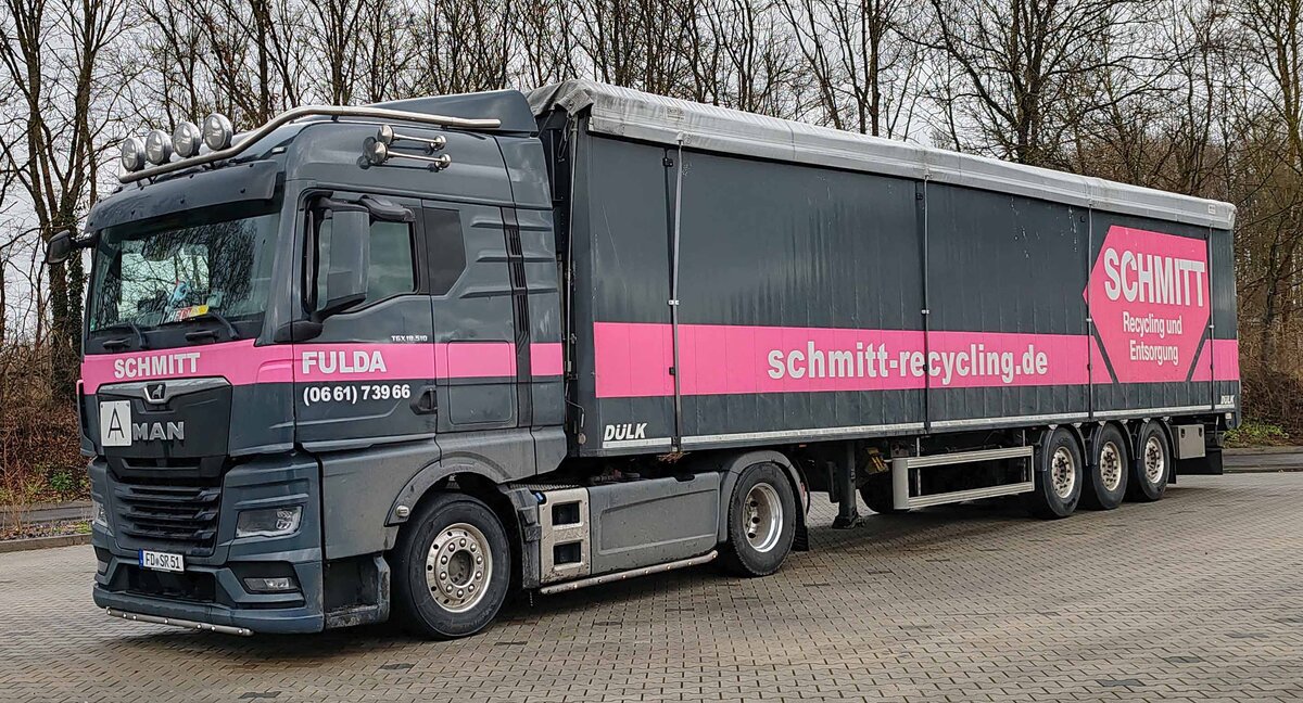 =MAN TGX-Sattelzug von SCHMITT-Recycling steht auf dem Autohof Fulda-Nord, 01-2025