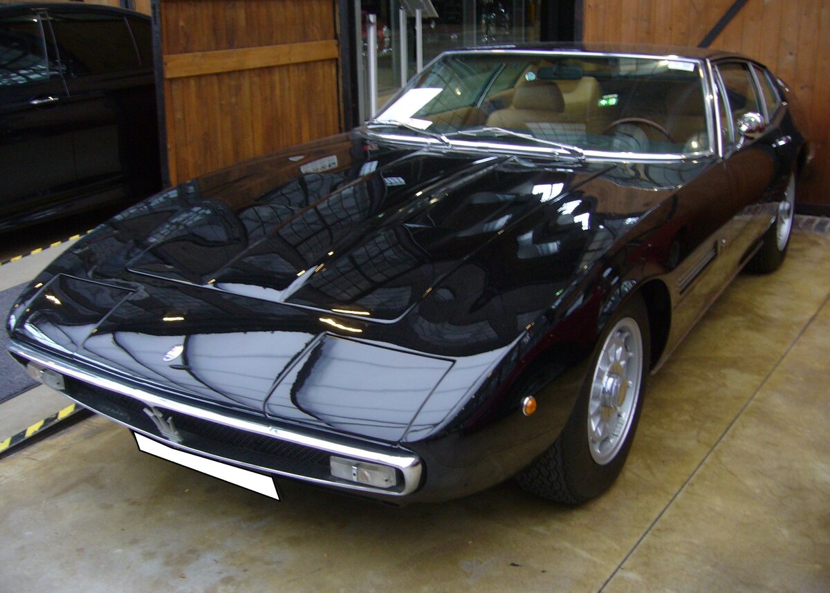 Maserati Ghibli Coupe aus dem Jahr 1971. Produziert wurde der  Ghibli , benannt nach einem Wüstenwind der Sahara, in den Jahren von 1966 bis 1973. Das gezeigte Coupe im Farbton nero wird von einem V8-Motor mit einem Hubraum von 4719 cm³ und einer Leistung von 330 PS angetrieben. Diese Motorleistung verhilft dem Wagen zu einer Höchstgeschwindigkeit von 280 km/h. Insgesamt wurden 1.124 Coupe- und 125 Ghibli Cabriolets produziert. Classic Remise Düsseldorf am 01.11.2024.