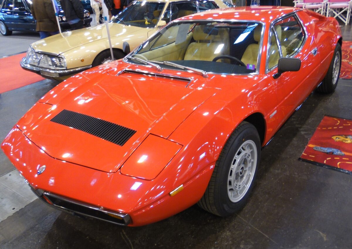 Maserati Merak. Produziert wurde der 2+2 sitzige Sportwagen von 1972 bis 1982. Der als Mittelmotor verbaute V6-Motor hat einen Hubraum von 2965 cm³ und leistet 190 PS. Hauptsächlich für den italienischen Markt gab es auch eine Version mit einem Hubraum von 1999 cm³ und einer Leistung von 170 PS. Techno Classica Essen am 05.04.2024.