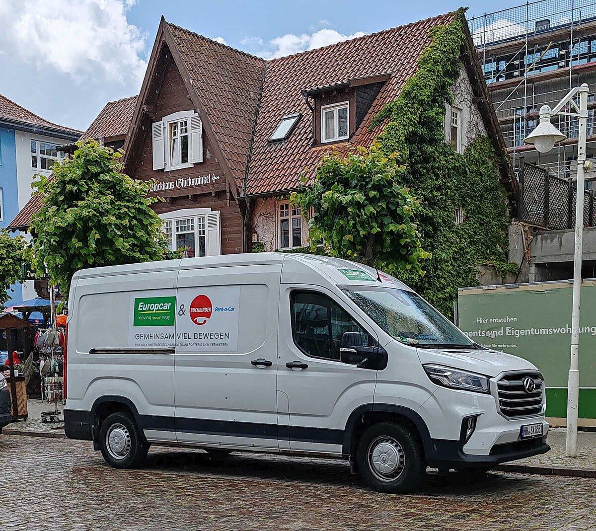 =Maxus von EUROPCAR & BUCHBINDER steht auf einer Baustelle in Sellin, 06-2024