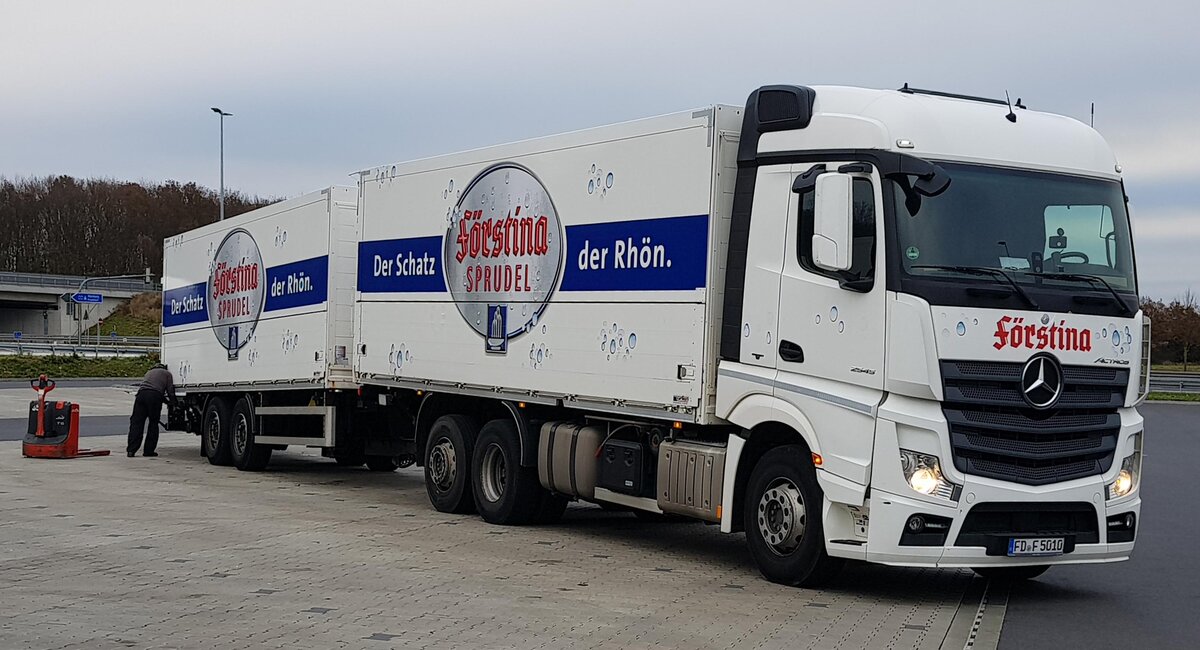 =MB Actros-Hängerzug von FÖRSTINA-Mineralbrunnen, 11-2021