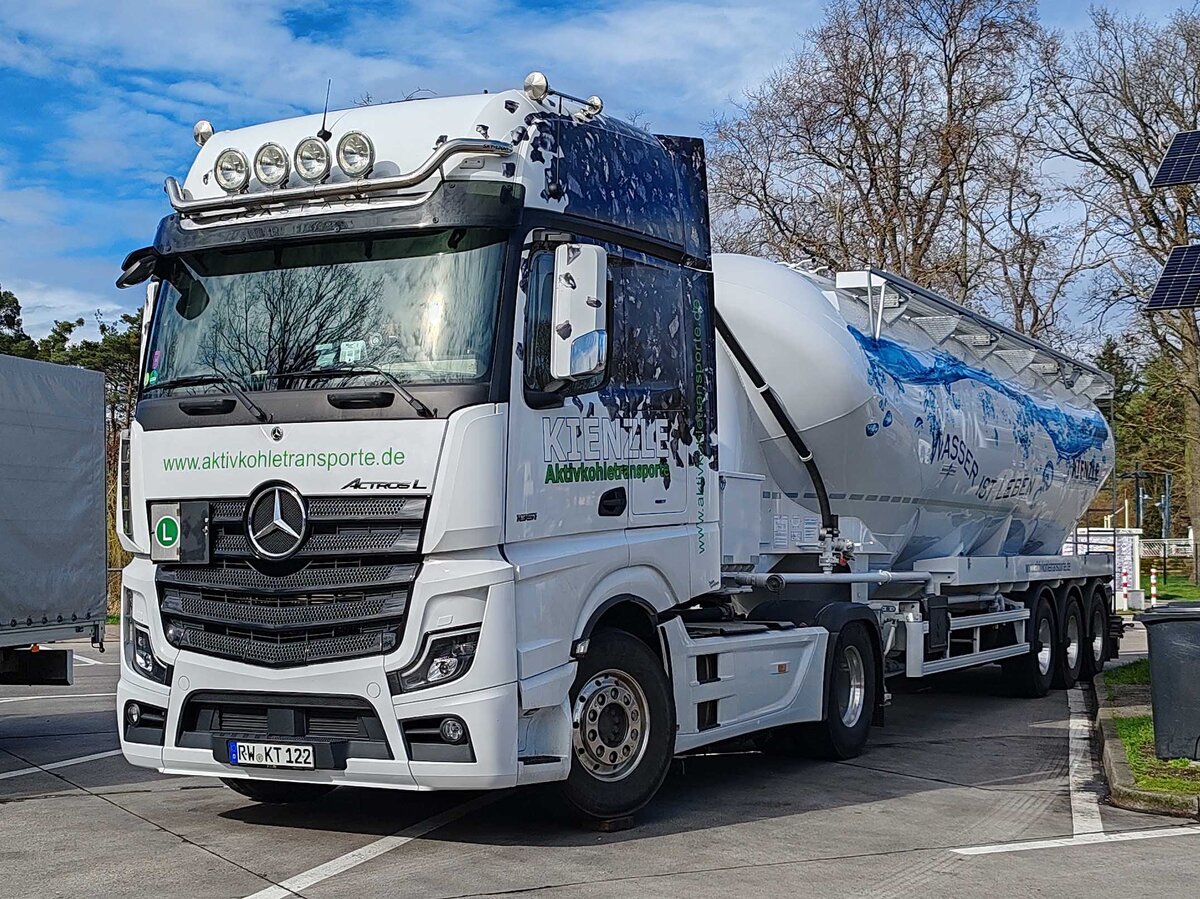 =MB Actros L der Spedition KIENZLE, einer Fachfirma zum Transport von Aktivkohle, steht im Februar 2024 auf dem Rasthof Fulda-Nord