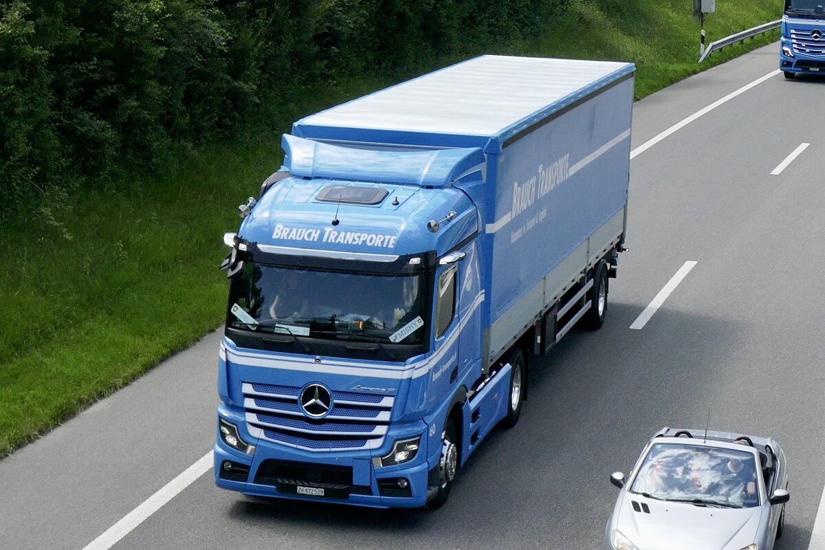 MB Actros Sattelzug von Brauch am 28.6.24 unterwegs zum Trucker Festival auf der A8 in Matten b. Interlaken.