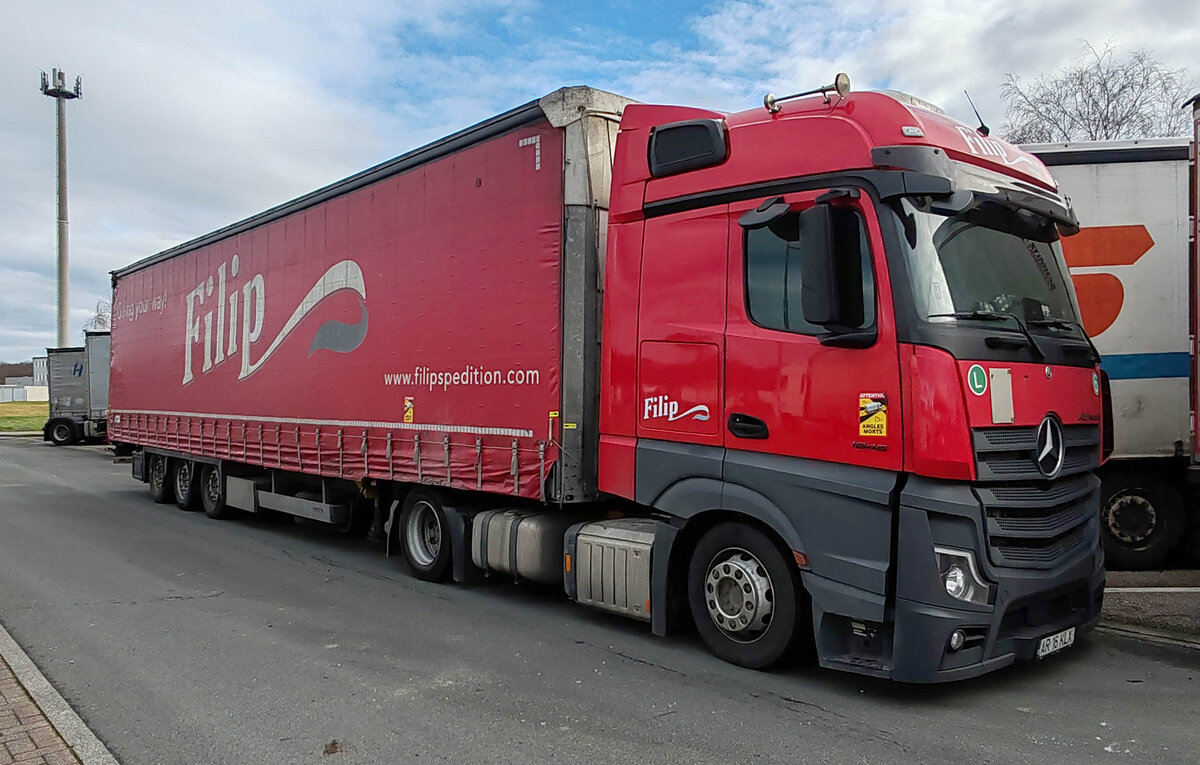 =MB Actros-Sattelzug von der Spedition FILIP rastet im Dezember 2024 an der A 5