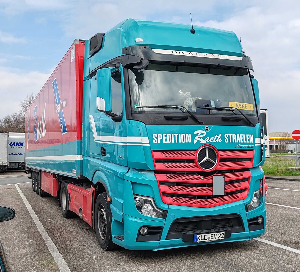 =MB Actros-Sattelzug der Spedition RAETH rastet im Februar 2024 an der A 5