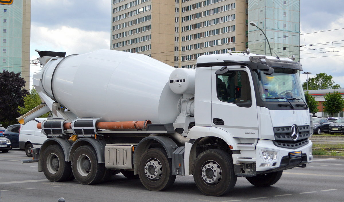 MB AROCS 3240 Betunmischer mit LIEBHERR Betontrommel am 29.07.20 Berlin Marzahn.