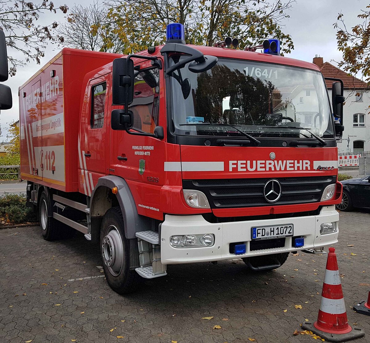 =MB Atego als Gerätewagen Logistik der Feuerwehr HOFBIEBER-Mitte steht anl. einer Ausbildung in Hünfeld, 11-2023