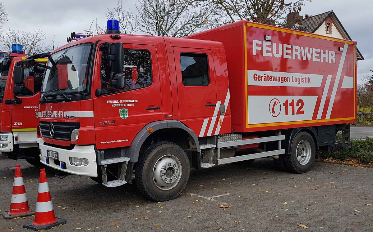 =MB Atego als Gerätewagen Logistik der Feuerwehr HOFBIEBER-Mitte steht anl. einer Ausbildung in Hünfeld, 11-2023