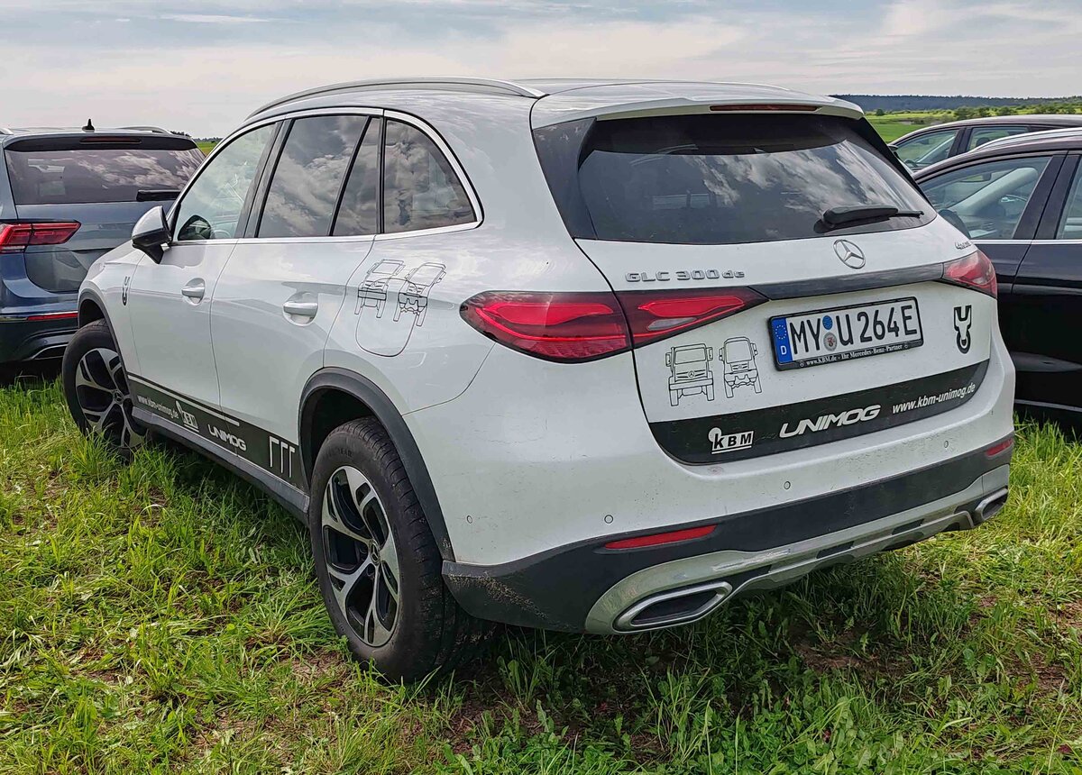 =MB GLC 300 von KBM-UNIMOG steht im Mai 2024 auf dem Besucherparkplatz der RettMobil in Fulda