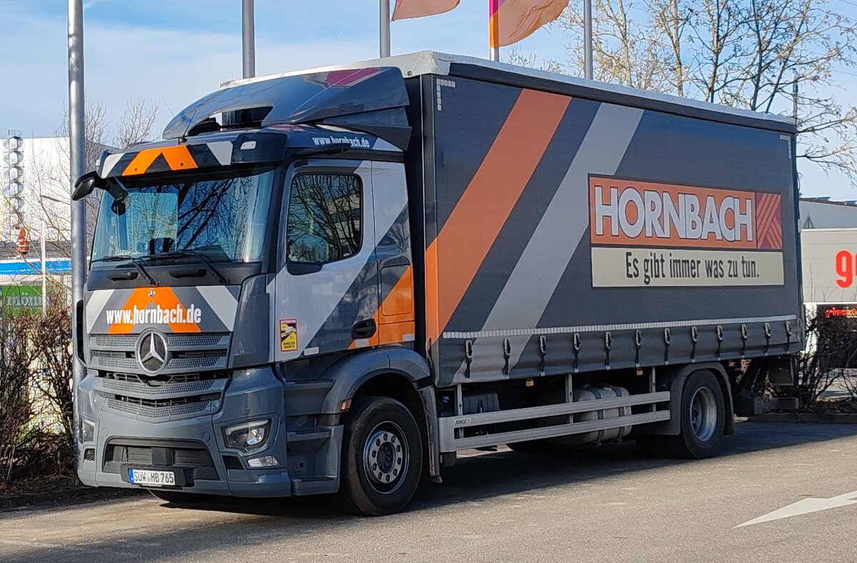 =MB-LKW der Baumarktkette HORNBACH steht im Januar 2025 in Karlsruhe