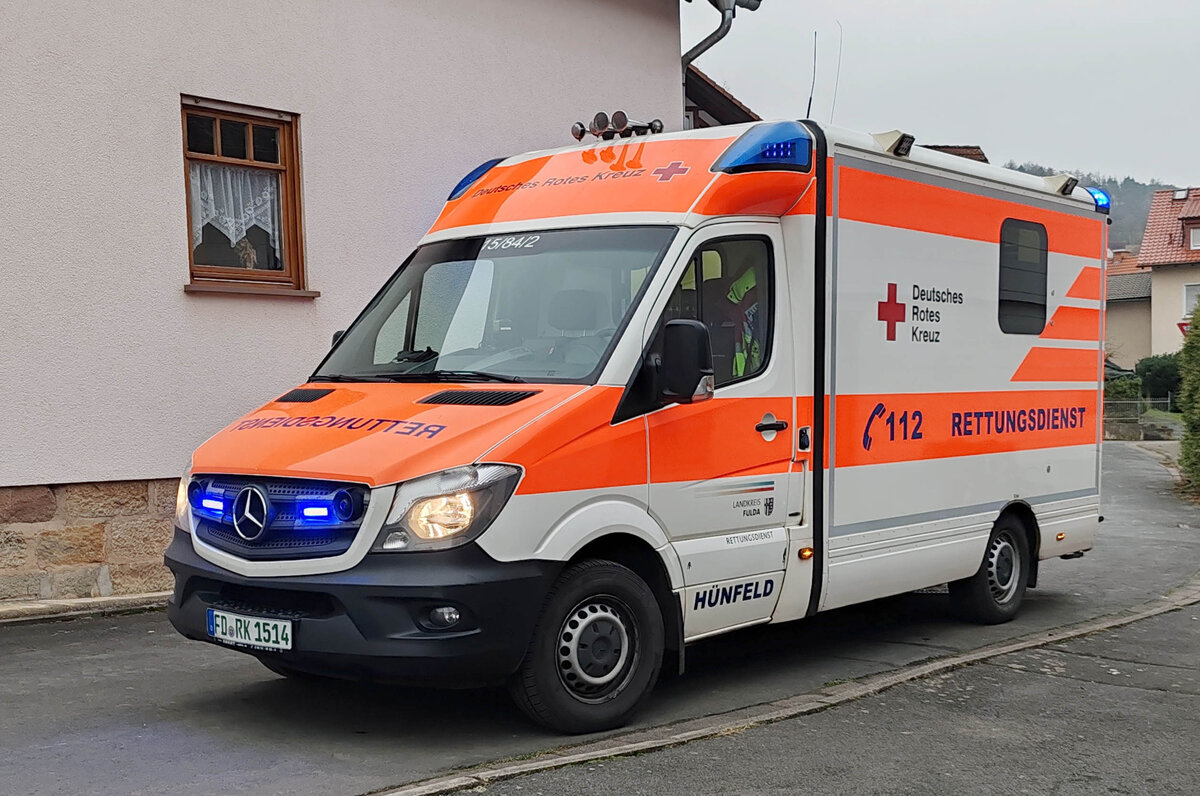 =MB Sprinter des DRK Hünfeld bei einem Rettungsdiensteinsatz in Hünfeld-Großenbach, 12-2024