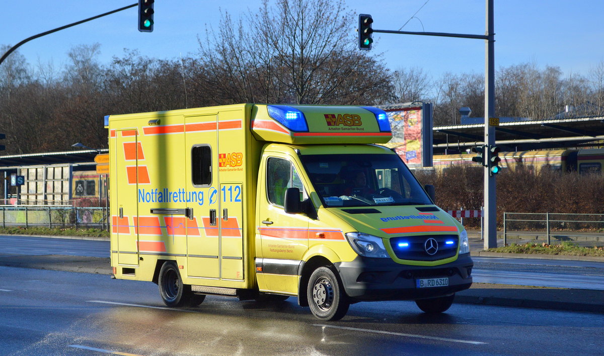 MB Sprinter RTW vom Arbeiter Samariter Bund Rettungsdienst Berlin auf Einsatzfahrt 30.12.20 Berlin Marzahn.