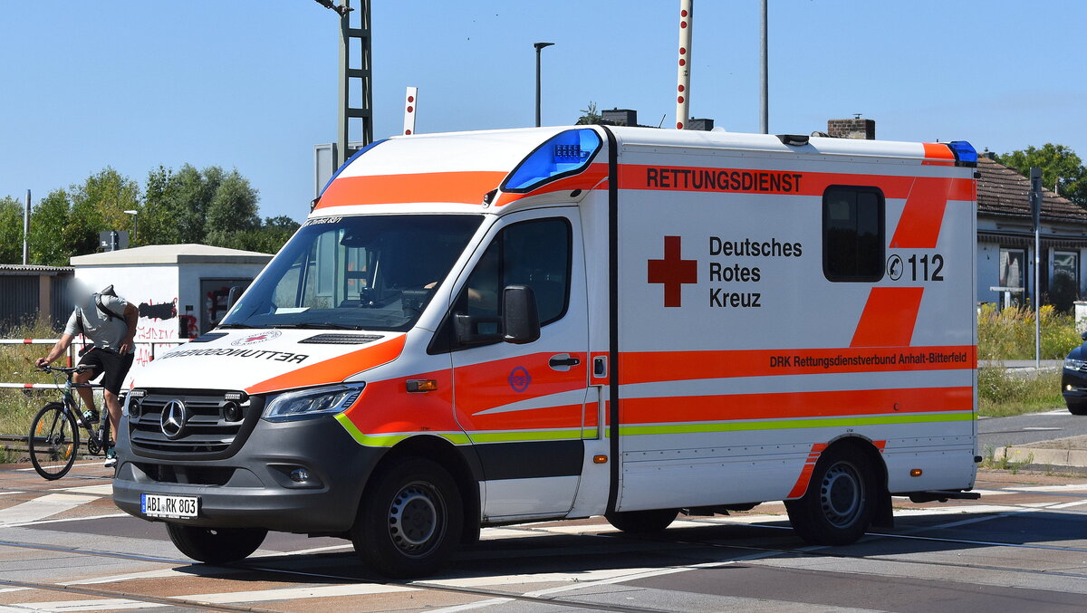 MB Sprinter RTW des DRK Rettungsdienstverbund Anhalt-Bitterfeld auf Einsatzfahrt am 06.08.24 Bahnübergang Rodleben.