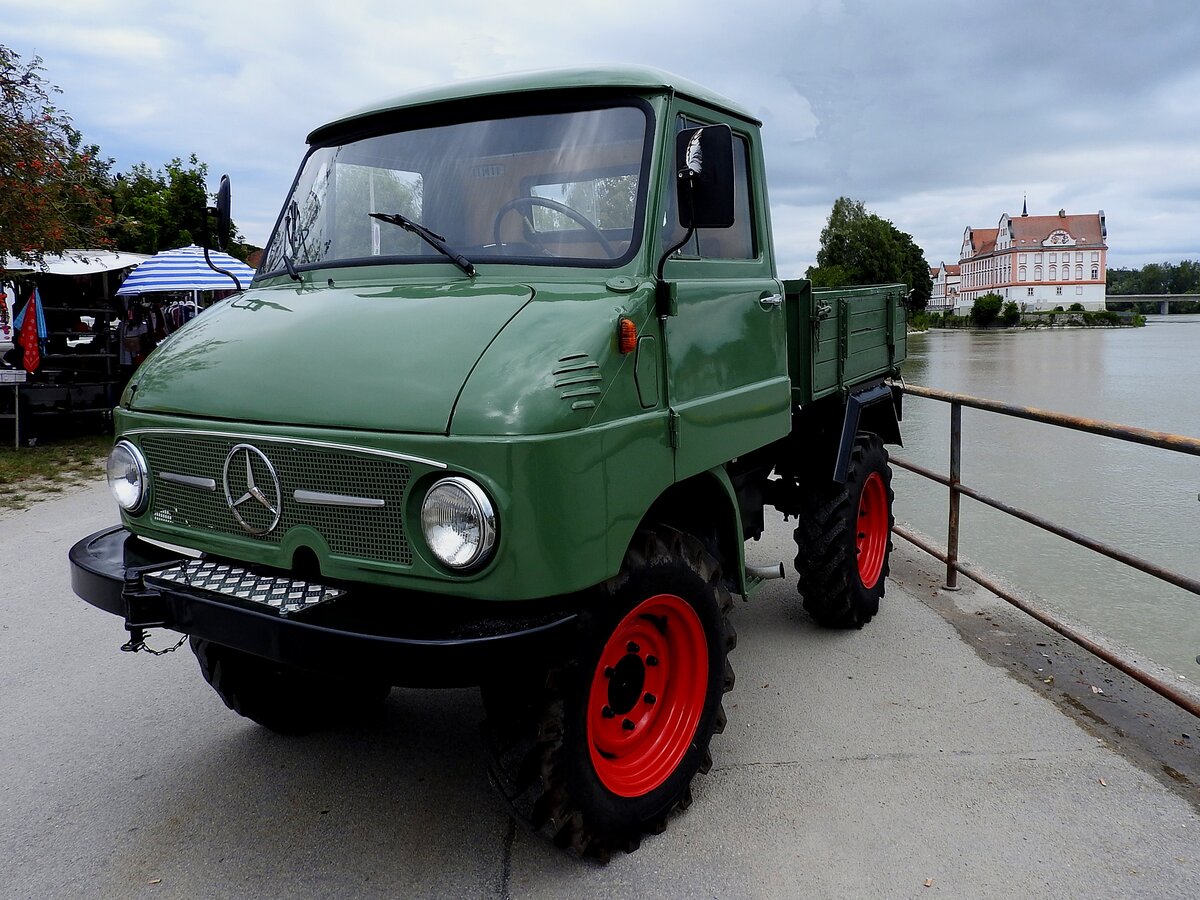 MB-UNIMOG, nimmt an einer kleinen Oldtimerveranstaltung in Neuhaus/Inn teil, im Hintergung Schloß Neuhaus; 240825