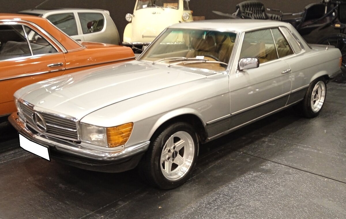 Mercedes Benz der Baureihe C107 450SLC 5.0. Die Baureihe C107 kam, zusammen mit der Baureihe R107, im April 1971 auf den Markt. Anfänglich als 350SLC, später auch mit schwächeren und stärkeren Motorisierungen. Als 450SLC 5.0 war das Modell von 1977 bis 1980 lieferbar. Der hier gezeigte 450SLC 5.0 wurde im September 1979 erstmalig zugelassen. Der Basisipreis für ein solch luxuriöses Coupe betrug 1979 DM 65.500,00. Motorisiert ist das Auto mit einem V8-Motor, der aus einem Hubraum von 5025 cm³ 240 PS mobilisiert. Als Höchstgeschwindigkeit wurde seinerzeit 225 km/h angegeben. Dann flossen aber auch 18.5 Liter Superbenzin auf 100 Kilometer durch die Bosch K-Jetronic. Essen Motor Show am 04.12.2024.